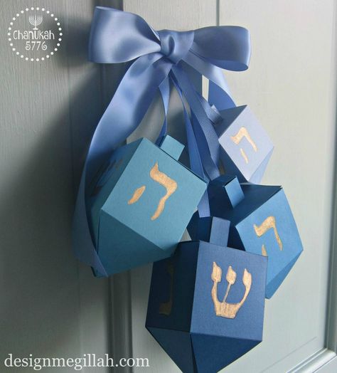 Hannukah Party, Hanukkah Decorations Diy, Hannukah Crafts, Hannukah Decorations, Hanukkah Diy, Diy Hanukkah, Arte Judaica, Jewish Crafts, Hanukkah Crafts