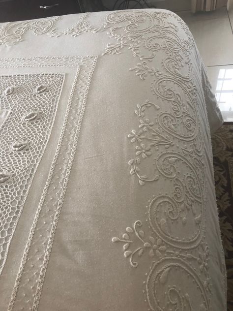 White And Beige Bedroom, Hand Embroidered Bedspread, European Bedroom, Bed Cover Design, Designer Bed Sheets, Romantic Bed, Skirt Inspiration, Embroidered Bedding, Elegant Bedding