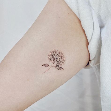 Hydrangea Tattoo Small, Hydrangea Tattoo, Cream Tattoo, Modern Tattoos, Large Tattoos, Tattoo Small, 문신 디자인, Flower Tattoo Designs, Design Tattoo