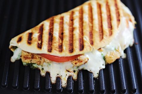 Grilled Chicken Flatbread Sandwich, Chicken Pesto Flatbread, Sandwich Recipes Healthy, Pesto Flatbread, Italian Pesto, Flatbread Sandwiches, Food Sandwiches, Sandwiches Recipes, Pesto Sandwich