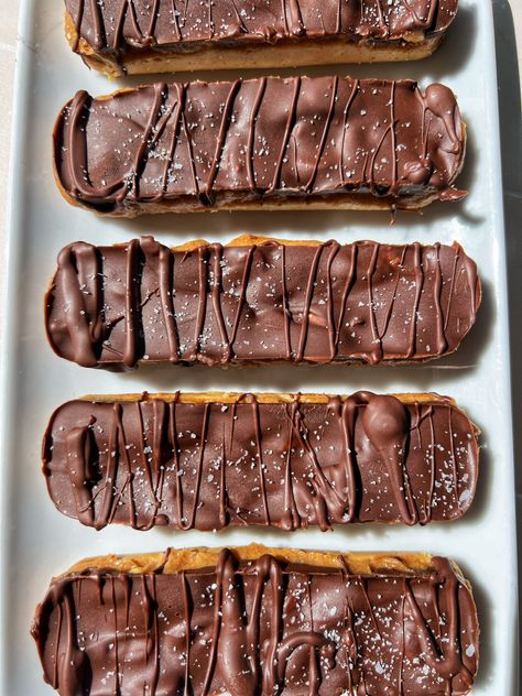 Healthy snickers protein bars - danishealthyeats.com Snickers Protein Bar, Healthy Snickers, Snickers Protein, Ella Vegan, Coconut Oil Chocolate, Caramel Ingredients, Meal Prep Snacks, Protein Brownies, Post Workout Snacks