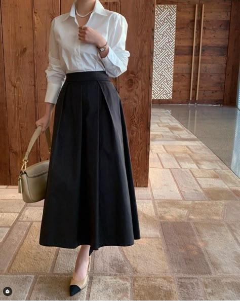 Aesthetic Black Skirt Outfit, Korean Black Skirt Outfit, Suit Skirt Outfit Classy, Black Long Skirt Outfit, Long Black Skirt Outfit, Black Skirt Outfit, Modest Outfits Muslim, Black Skirt Outfits, Lawyer Outfit