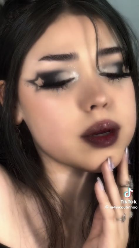 Dark Angel Makeup Simple, Dark Fairy Eye Makeup, Dark Concert Makeup, Simple Dark Fairy Makeup, Dark Angel Makeup Aesthetic, Dark Angel Makeup Look, Simple Goth Makeup Aesthetic, Funky Eye Makeup, Maquillaje Dark