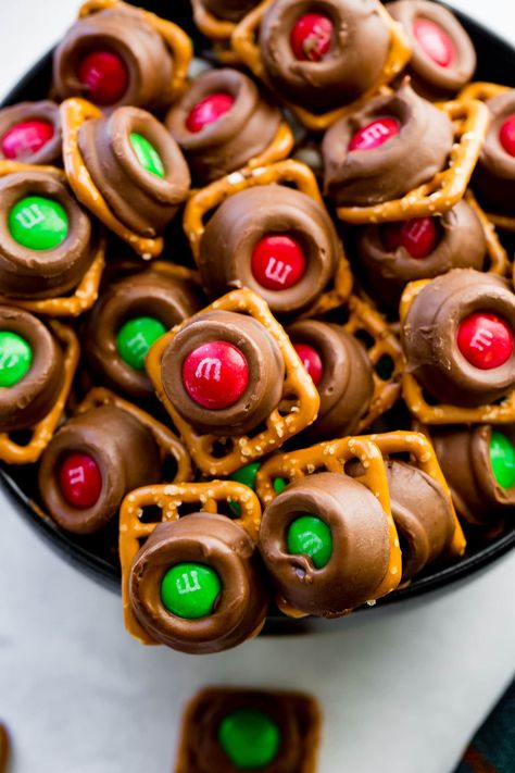 I had these cute little Christmas Rolo M&M Pretzels years and years ago and I absolutely fell in love with them. They are so simple but they are addicting! #snacks #pretzels #chocolate #christmas #neighborgifts #easyrecipe #easydessert #easysnack Square Pretzels With Rolos, Pretzel Hershey Kiss M&m Rolo, Desserts With Rolos, Pretzel Rolo M&m, Rolo Pretzels, Rolo Candy, Gf Snacks, Pretzel Snacks, Xmas Desserts