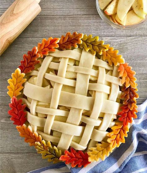 William Sonoma decorative pie crust with colored embellishments Watercolor Pie, Pie Presentation, Amazing Pies, Fancy Pie Crust, Pie Crust Art, Beautiful Pie Crusts, Crust Designs, Decorative Pie Crust, Focaccia Dolce