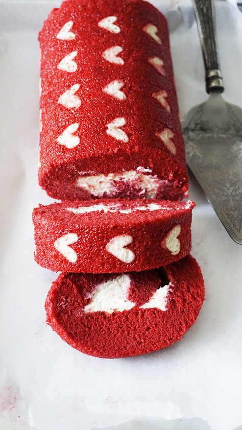 RED VELVET CAKE: Don't miss out! Make this Red Velvet Roll cake in a whim. With free pattern to print and step by step guide to make this delicious impressive cake. Valentines Swiss Roll, Valentines Bakes, Red Velvet Swiss Roll, Deco Roll Cake, Mothers Day Cake Ideas Simple, Red Velvet Cake Roll, Mothers Day Cake Ideas, Valentine Food, Swiss Roll Cakes