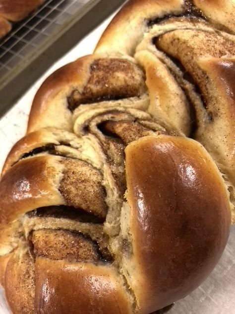 Cinnamon Roll Challah, Challah Bread Recipe Sweet, Cinnamon Raisin Challah, Challah Cinnamon Rolls, Homemade Challah Bread, Flavored Challah Bread, Chala Bread Recipe, Cinnamon Challah Bread, Jewish Bread Challah