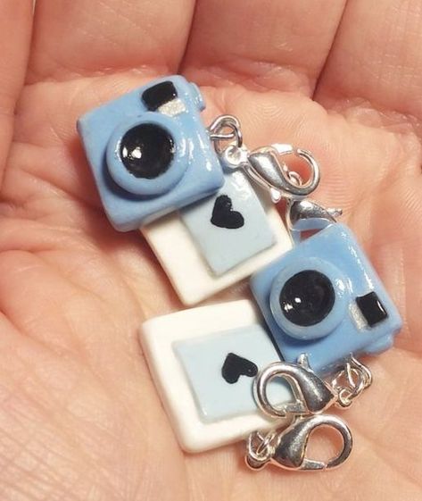 Air Dry Clay Camera, Gantungan Kunci Clay, Mini Clay Charms, Air Dry Clay Keychain Ideas, Fimo Keychain, Air Dry Clay Keychain, Clay Stitch Markers, Polymer Clay Stitch, Clay Stitch