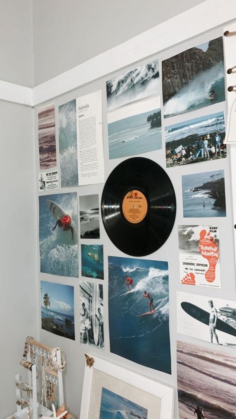 Beach House Photo Wall, Surf Wall Collage, Surf Room Ideas Aesthetic, Bedroom Ocean Decor, Room Decor Surf Style, Beach Room Collage, Bedroom Ideas Surf, Surfer Themed Room, Aesthetic Beach Decor