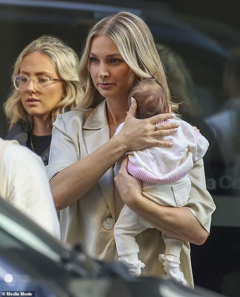 By Jimmy Briggs for Ny Breaking Australia Published: 02:57 EDT, April 29, 2024 | Updated: 02:57 EDT, April 29, 2024 The Bachelor Anna Heinrich looked every bit the doting mother on Monday as she left the Channel Seven studios in Sydney with her newborn daughter Ruby. The 37-year-old lawyer and TV personality looked stunning in […] Anna Heinrich, Newborn Daughter, Dominic Purcell, Jackie O Style, Tv Personality, She Left, The Bachelor, Nude Makeup, Jackie O