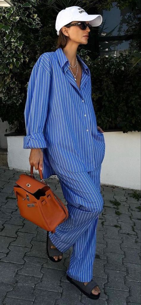 Stripes Street Style, Street Style Summer 2023 Trends, Streetstyle Summer 2023, Blue White Striped Shirt Outfit, Striped Long Sleeve Outfit, Street Style Summer Casual, Streeet Style, White Striped Shirt Outfit, Outfits With Striped Shirts