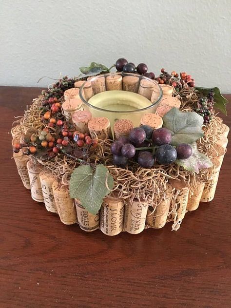 Recycled Centerpieces, Wine Cork Candle, Cork Candle, Wine Cork Diy Projects, Cork Diy Projects, Cork Crafts Christmas, Wine Cork Wreath, Painting Front Porch, Wine Cork Diy Crafts