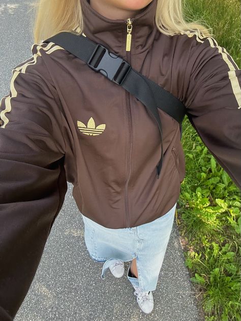 Outfit inspo, fashion trends, brown adidas shirt, copenhagen style, scandinavian, y2k, 90's, 2000's, style, streetwear, aethetic, women, 2023 trends, vintage Y2k Nike Outfit, Vintage Jackets Nike, Brown Winter Jacket Outfit, Vintage Adidas Jacket Outfit, Vintage Adidas Outfit, Brown Adidas Outfit, Brown Zip Up Outfit, Adidas T Shirt Outfit, Adidas Zip Up Outfit