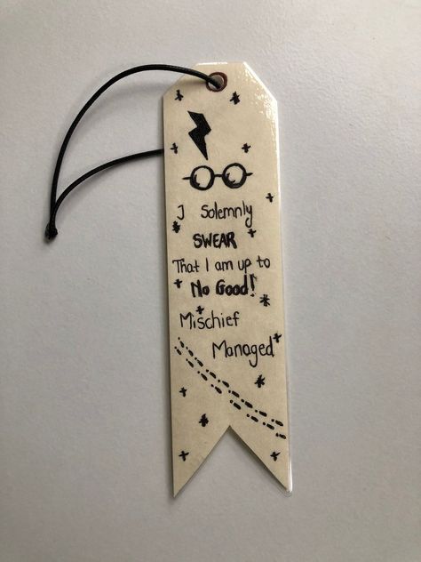 Movie Bookmarks, Diy Harry Potter Crafts, Bookmarks Ideas, Harry Potter Bookmark, Bookmarks Quotes, Bookmarks Diy, Harry Potter Painting, Handmade Bookmarks Diy, Penanda Buku