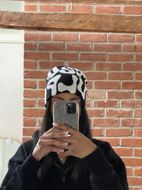 Binie Hat Style, Bonette Hat Outfit, Bennies Hats Outfits, Gorros Aesthetic, Beanies Aesthetic, Bonnet Outfit, Beanie Aesthetic, Cute Bummy Outfits, Beanie Hairstyles