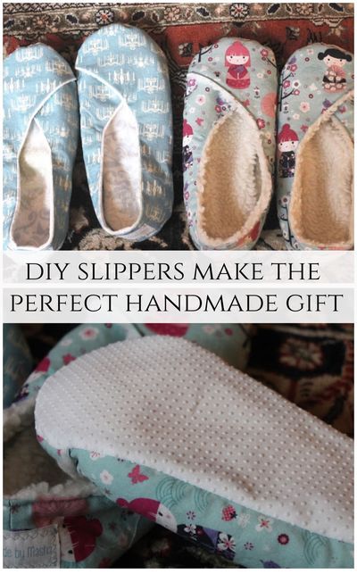 These DIY slippers are a quick sew and make a perfect handmade gift. Click for details! Kimono Slippers, Syprosjekter For Nybegynnere, Sewing Slippers, Quick Sew, Diy Sy, Diy Slippers, Sew Ins, Shoes Diy, Beginner Sewing Projects Easy