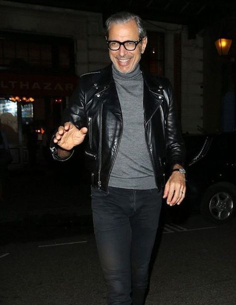 When in doubt, imitate Jeff Goldblum. The turtleneck and black leather jacket is a classic. Elegant Rocker Outfit, Ramones Outfit, Turtle Neck Outfits, Gentleman's Club, Rocker Outfit, Men Streetstyle, Stylish Leather Jacket, Jeff Goldblum, Friday Outfit