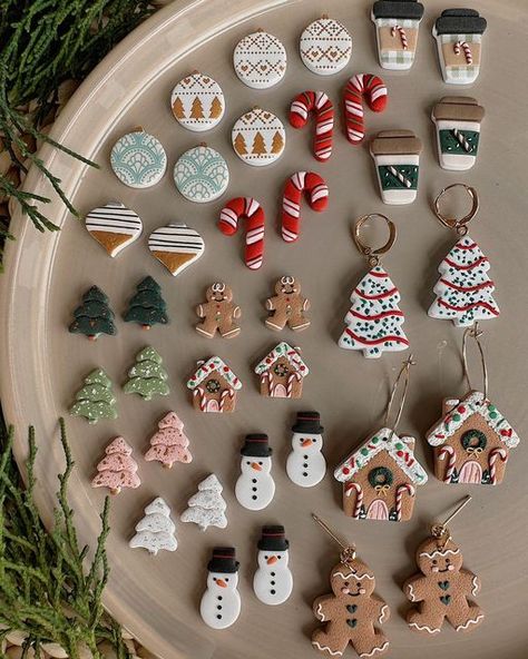 Cute Clay Ornaments Diy, Christmas Air Clay Ideas, Clay Magnets Christmas, Christmas Clay Ornaments Diy, Air Dry Clay Christmas Gifts, Air Dry Clay Projects Christmas, Air Dry Clay Ideas Christmas, Air Dry Clay Christmas, Crochet Baubles