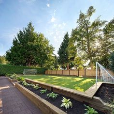 Backyard soccer field, so fun for the kids! Retro Home by Sarah Gallop Design Tennis Court Backyard, Kid Friendly Backyard, Backyard Sports, Garden Landscaping Diy, 1960s House, Large Backyard Landscaping, Retro Revival, Large Backyard, Backyard Playground