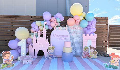 Disney Baby Princess, Baby Princess Party, 1st Birthday Princess, Baby First Birthday Themes, Princess First Birthday, Disneyland Birthday, Princess Birthday Party Decorations, Cinderella Birthday Party, Disney Princess Birthday Party