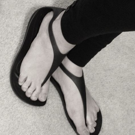 Love my new sexi flip croc sandals! Croc Sandals, Toe Thong Sandals, Sandals Cute, Shoes And Sandals, Shopping Day, Thong Sandals, Henna Tattoo, Flat Shoes, Henna