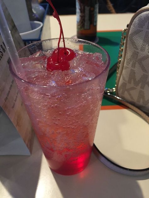 Shirley Temple Aesthetic, Temple Aesthetic, Glace Fruit, Shirley Temple Drink, Drink Aesthetic, Pink Drink, Fancy Drinks, Pretty Drinks, Shirley Temple