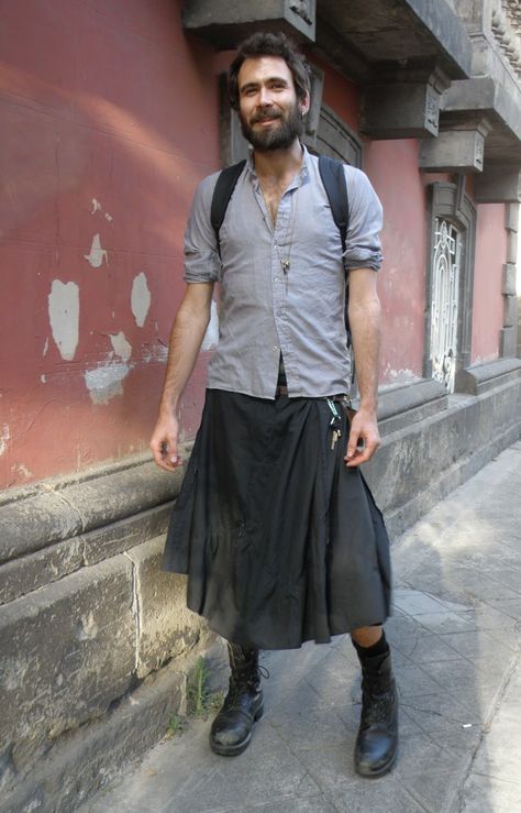 Mexican Street Style: Skirt out Mexican Street Style, Boys In Skirts, Guys In Skirts, Beard Designs, Men Wearing Skirts, Gender Fluid Fashion, Men In Kilts, Queer Fashion, Mexican Street