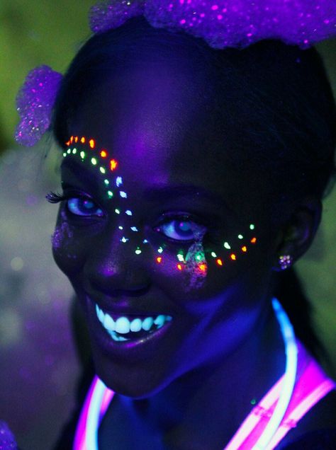 . Neon Party Paint Body Art, Pintura Facial Neon, Neon Face Paint Ideas, Rave Face Paint, Glow Face Paint, Black Light Makeup, Uv Face Paint, Neon Face Paint, Uv Makeup