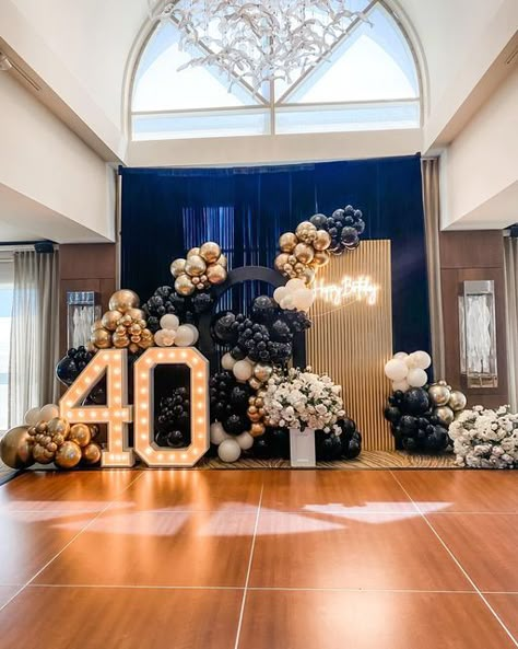 Entrance Decor Ideas Party, Large Picture Display Ideas For Party, Marquee Name With Balloons, Hall Birthday Party Decorations, 50 Th Birthday Decorations, 50 Birthday Balloons, 40 Birthday Decor, Hall Party Decorations, Quince Balloon Decorations