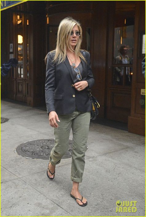 Jennifer Aniston Jennifer Anniston Style, Mode Ab 50, Jennifer Aniston Style, Jenifer Aniston, Jen Aniston, Prep Style, Black Handbag, Rachel Green, Green Pants