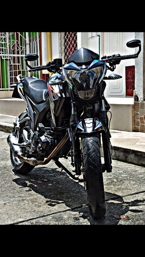 Una moto cr5180 de akt con modificaciones estéticas.