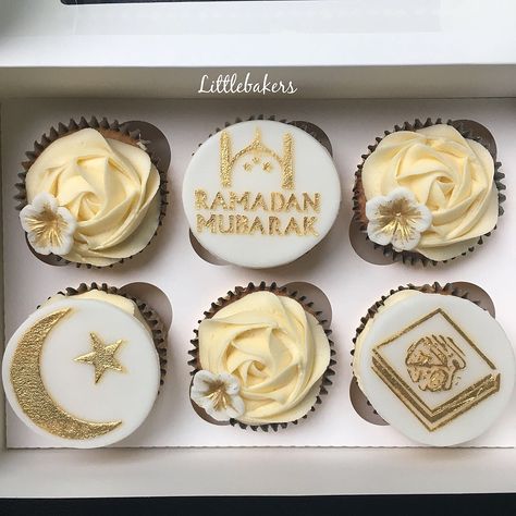 Ramadan Cupcakes Ideas, Eid Mubarak Cupcakes, Eid Cupcakes Ideas, Cupcake Parfait, Ramadan Mubarak Cake, Ramadan Cupcakes, Dunkin Donuts Iced Coffee Recipe, Eid Baking, Eid Dessert Recipes