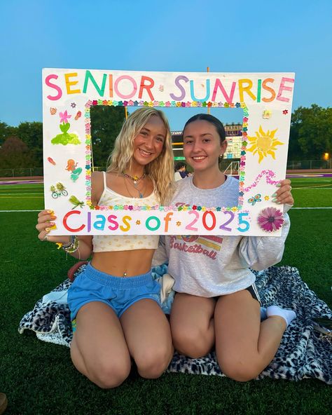 SENIOR SUNRISE🌞📸🍊 . . . . 📸- @laurenarose_ Senior Sunrise, Senior Year, Senior Photos, On Instagram, Quick Saves, Clothes, Instagram