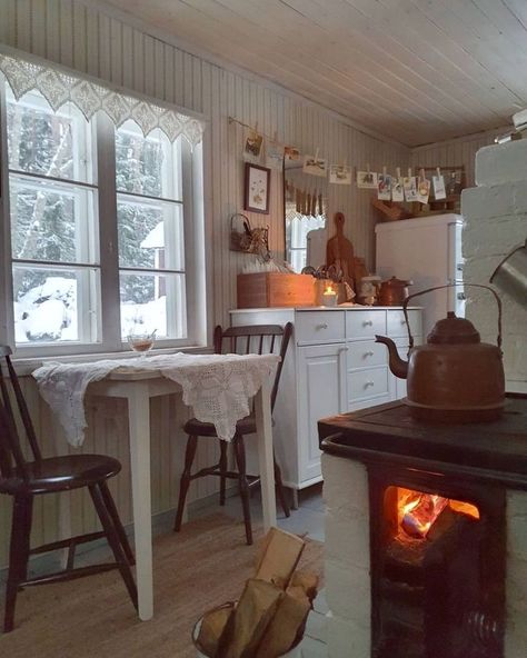 Cottagecore Home, Casa Vintage, Cottage Kitchens, Cozy Kitchen, Cottage Living, Cozy Cottage, Dream House Decor, Cottage Homes, Little Houses