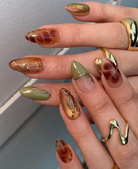 Bespoke Autumn Press On Nails | Unique Gold Leaf and Amber Acrylic Nails | Trendy Gold Leaf Nail Art | Luxurious Fall Nail Polish | WC157Y #autumnnails