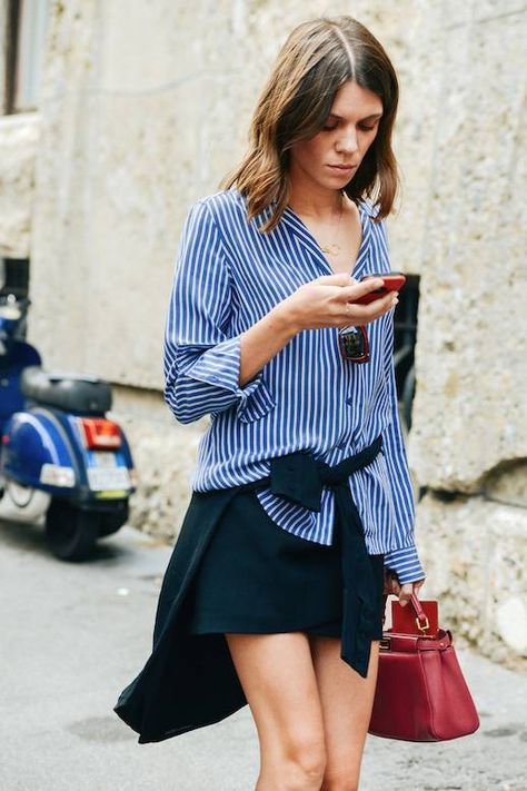 25 Ways To Wear A Striped Button-Down Shirt Tommy Ton, Walking Down The Street, Rock Outfit, Outfit Jeans, Street Style Summer, Inspired Outfits, Street Chic, Inspiration Style, Mode Inspiration