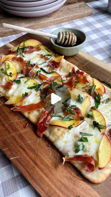 Peach Hot Honey Flatbread, Peach Prosciutto Hot Honey Flatbread, Hot Honey Flatbread, Honey Flatbread, Mozzarella Flatbread, Peach Prosciutto, Flatbread Toppings, Ham Pizza, Honey Ham