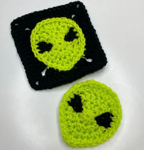 Halloween Granny Square Crochet Blanket, Crochet Halloween Patterns, Crochet Patches, Alien Halloween, Square Cardigan, Granny Square Crochet Patterns Free, Crochet Idea, Crochet Halloween, Halloween Crochet Patterns