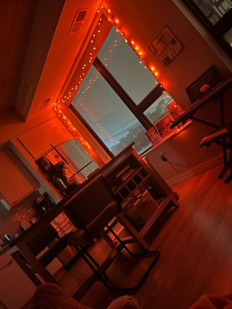 Fall apartment, orange, fairy lights, cozy. Lights In Window, Halloween Lights Indoor, Fall Apartment, Orange Fairy, Fall Room, Indoor Living Room, Apartment Aesthetic, Orange Light, Halloween Lights