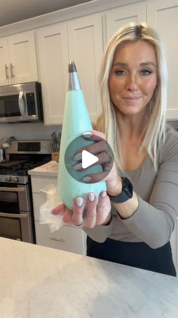 Whitney Berge on Instagram: "🧁 How I load my Pastry Bags with Piping Tips. 🧁  The reason I double bag, is awesome because you can switch out colors and use the same piping tip.   #theblondewhobakes #cakes #cake #cakedecorating #food #foodie #tipsandtricks #piping #frosting #cakesofinstagram #cakedesign #instagood #instafood" Tips For Piping Frosting, Piping Around Bottom Of Cake, Mixing Icing Colors In Piping Bag, How To Frost Cake With Canned Frosting, Piping Tip Storage Ideas, Piping Tips Organization, How To Set Up Piping Bag, Closed Star Piping Tip, How To Fill A Piping Bag Video