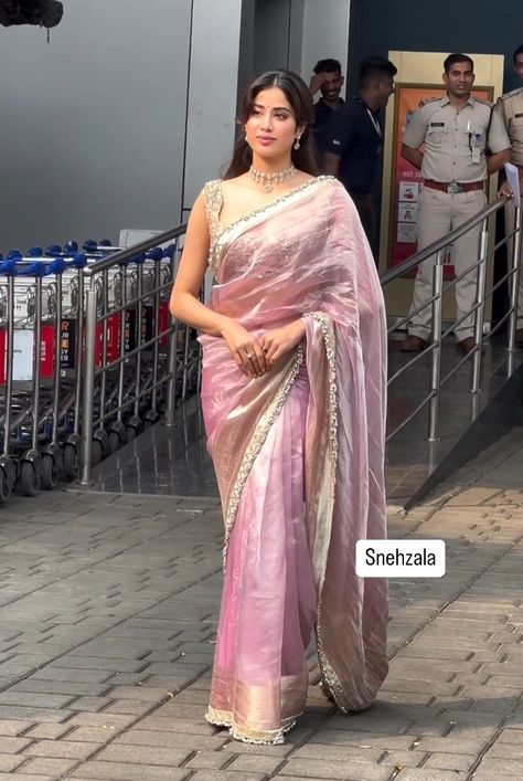 Janvhi Kapoor In Saree, Jhanvi Kapoor Pink Saree, Jhanvi Kapoor Tissue Saree, Janhvi Kapoor Tissue Saree, Saree For Young Women, Jahnvi Kapoor Desi Style, Elegant Saree Look For Wedding, Jahnvi Kapoor Saree, Janvi Kapoor Saree