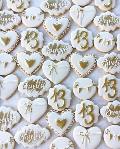 Golden Cookies Decorated, White And Gold Birthday Cookies, White Gold Birthday Theme, White And Gold Desserts, White Gold Party Theme, Gold And White Graduation Party Ideas, Gold Cookies Decorated, Golden Sweet 16 Ideas, Gold And White Birthday Party Decoration