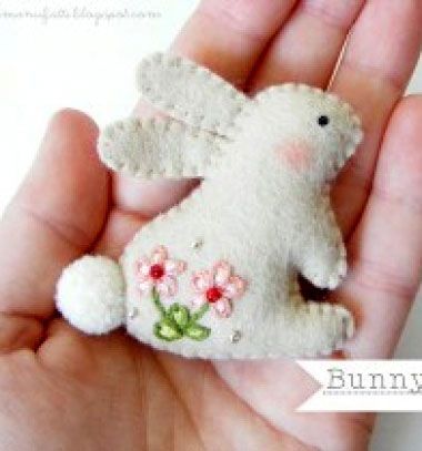 This gorgeous embroidered bunny brooch is made of a little piece of felt fabric. Isn't it adorable? In this nice craft website you will find the template of the rabbit brooch and the embroidery pattern as well. It's a perfect spring or easter ... Bros Flanel, Baby Mobil, Pola Bordir, Diy Ostern, Embroidered Felt, Felt Bunny, Felt Embroidery, Wool Projects, Felt Patterns