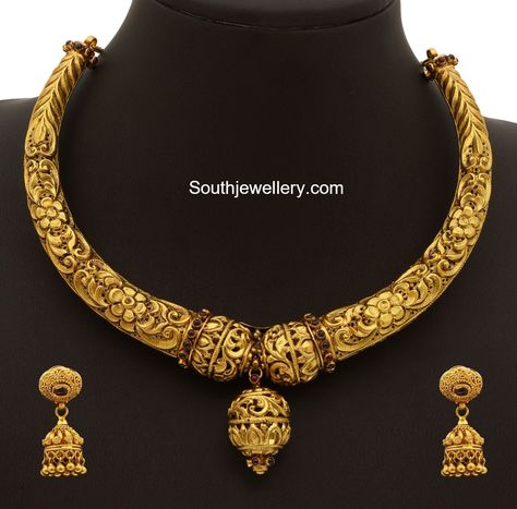 Gold Kanthi Necklace Set photo Hasuli Necklace Design Gold, Hasuli Necklace Design, Hansuli Necklace Gold, Hasli Necklace Gold, Antique Necklaces Design, Antique Gold Jewelry Indian, Gold Necklace Indian Bridal Jewelry, Antique Jewelry Indian, Wedding Jewellery Collection