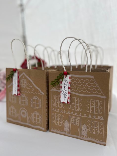 Christmas Present Packing Ideas, Brown Paper Bag Christmas, Christmas Bag Decorating Ideas, Christmas Bags Diy, Paper Bag Gingerbread House, Unique Christmas Decor Ideas, Christmas Gift Wrapping Ideas, Mistletoe And Wine, Baby Shower Gift Bags