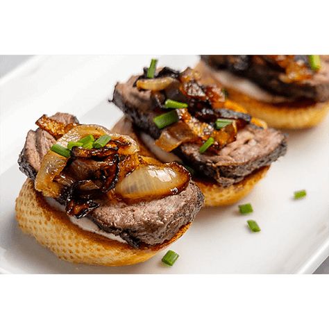 Filet Mignon Crostini with Garlic Aioli Garlic Aioli Sauce, Filet Mignon Recipes, Aioli Sauce, Crostini Recipes, Fingerfood Party, Garlic Aioli, Caramelized Onion, Buffalo Wings, Light Dinner