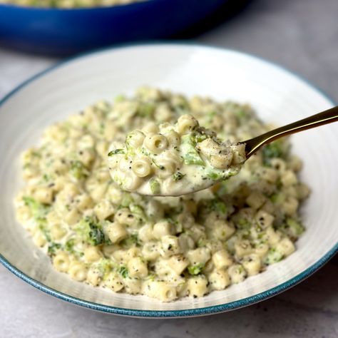 Cheesy and Creamy Broccoli Pasta Recipe Cheesy Broccoli Noodles, Broccoli And Pasta Recipes, Broccoli Pasta Recipes, Saffron Pasta Recipe, Pasta Monday, August Meals, Pumpkin Blondies Recipe, Creamy Broccoli Pasta, Creamy Cajun Shrimp Pasta