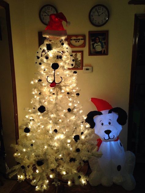 Dalmatian tree! Dalmatian Christmas Tree, Dalmatian Christmas, Best Christmas Tree Decorations, Christmas Tree Decoration Ideas, Tree Decoration Ideas, Best Christmas Tree, Christmas Tree Decorating Ideas, Christmas Yard Art, Colonial Christmas