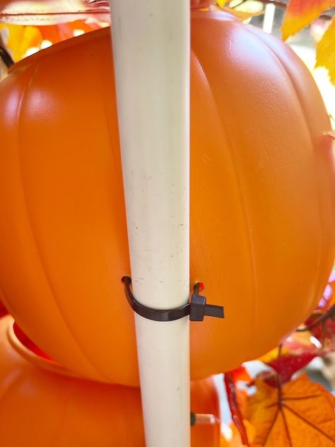 Pumpkin Tower - Well She Tried Pumpkin Bucket Archway, Diy Pumpkin Porch Decor, Halloween Pumpkin Yard Decorations, Pumpkin Stand Diy, Diy Pumpkin Pathway Lights, Pumpkin Pail Arch, Pumpkin Porch Ideas, Fall Halloween Porch Ideas, Pumpkin Totem Pole