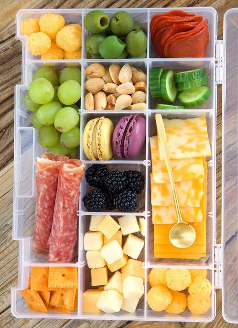 Plane Snack Box Ideas, Healthy Snacklebox Ideas, Snackle Box Ideas For Kids, Snackle Box Ideas For Adults, Snacklebox Ideas, Beach Appetizers, Snackle Box Ideas, Plane Hacks, Charcuterie Picnic